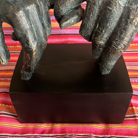 Holding Hands/Interlocking Pinky Fingers Sculpture - Picture 4 of 10